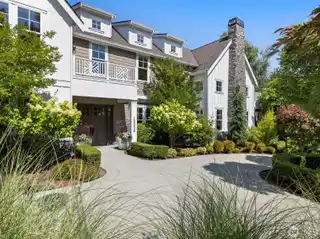 Hampton's Inspired Property in the Heart of Enatai