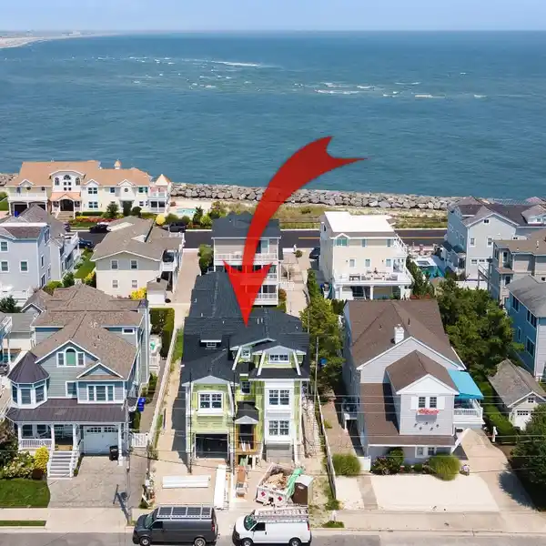 SHOW-STOPPING NEW CONSTRUCTION WITH POOL