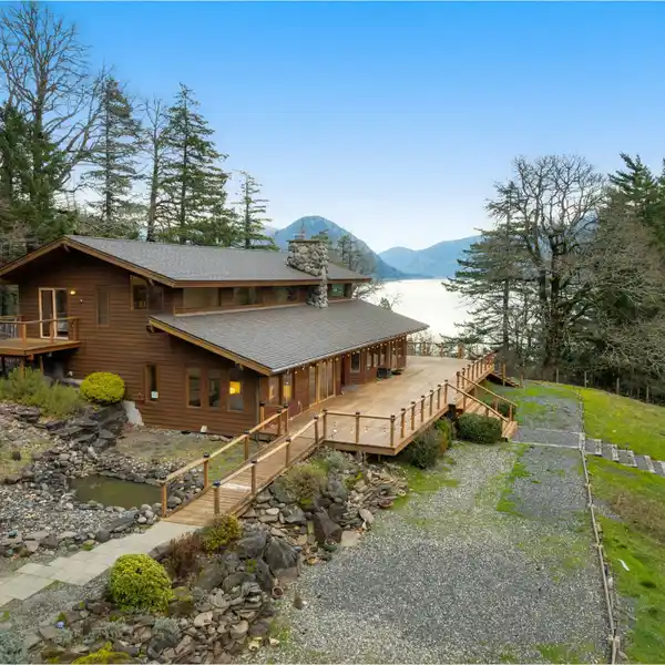CRAFTSMAN LODGE-STYLE MASTERPIECE
