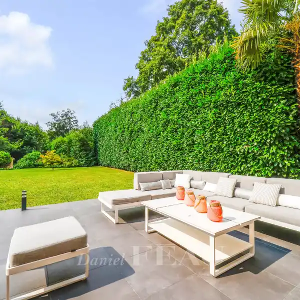 BRIGHT PROPERTY ON THE EDGE OF THE FOREST