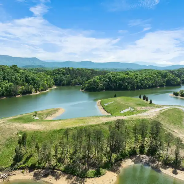 AN ISLAND RETREAT WITH LIMITLESS POTENTIAL