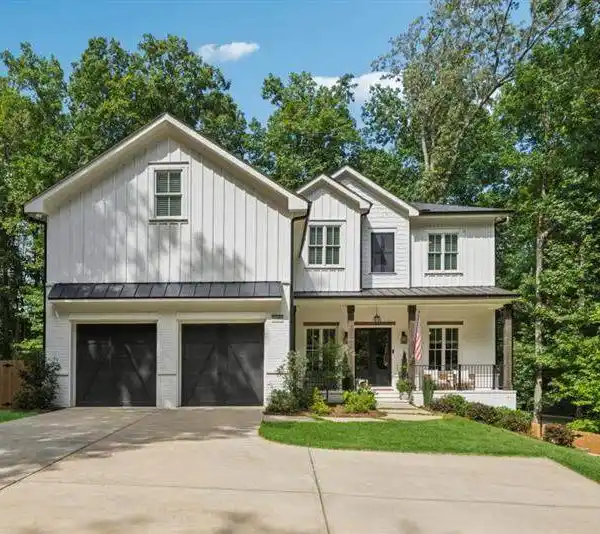 GORGEOUS MODERN HOME WITH UNPARALLELED ELEGANCE