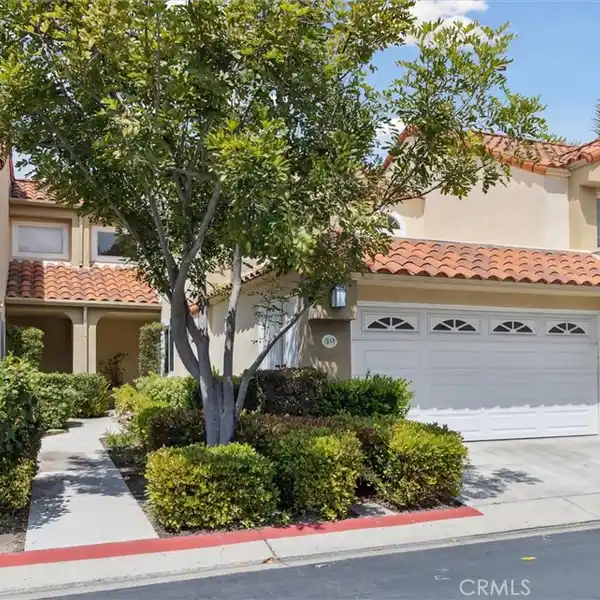 BEAUTIFULLY UPDATED TOWNHOUSE IN NIGUEL POINTE