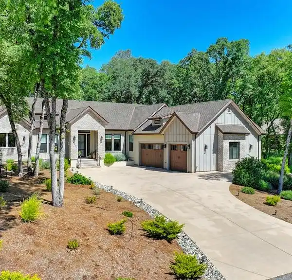 BEAUTIFULLY MAINTAINED HOME IN DARKHORSE