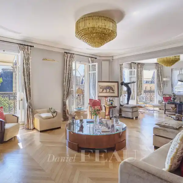 SPACIOUS LUXURY APARTMENT WITH CONTINUOUS TERRACE