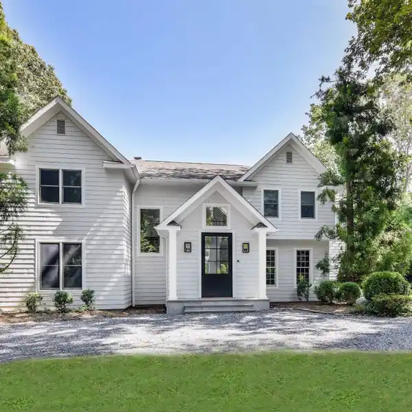 STUNNING RESIDENCE FOR RENT ON OVER AN ACRE