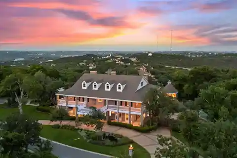 Classic Southern Beauty in Rob Roy