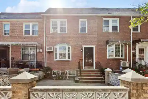 Fully Renovated Woodside Townhouse