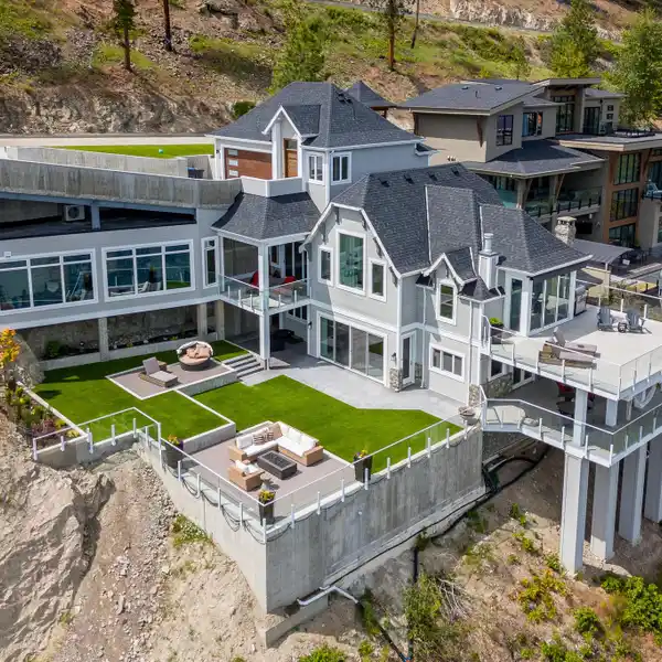 PRIVATE LAKEFRONT RETREAT