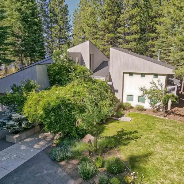 STUNNING LAKEFRONT ESTATE