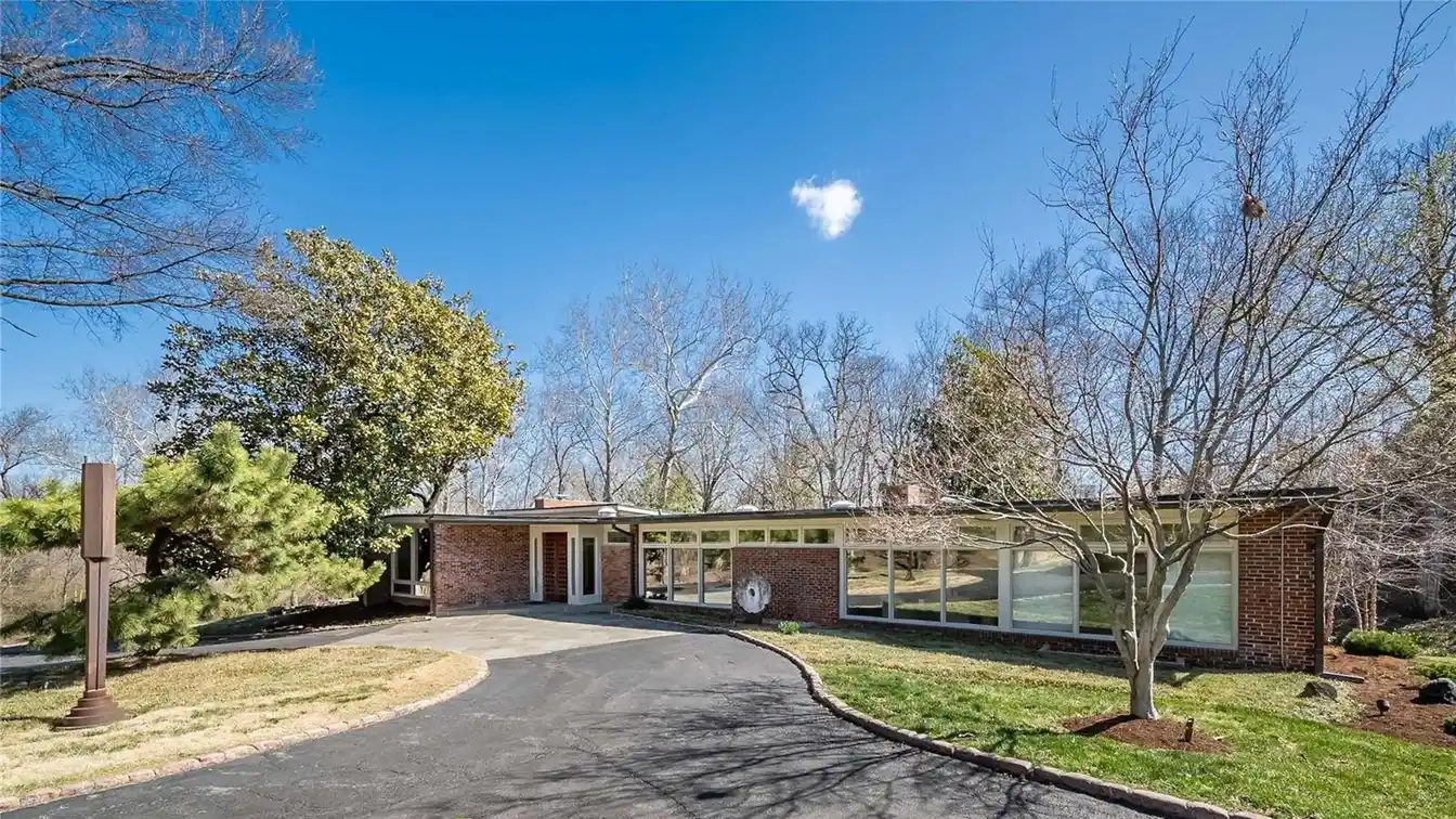 Mid-century Modern Home Sits on Nearly Four Park-like Acres