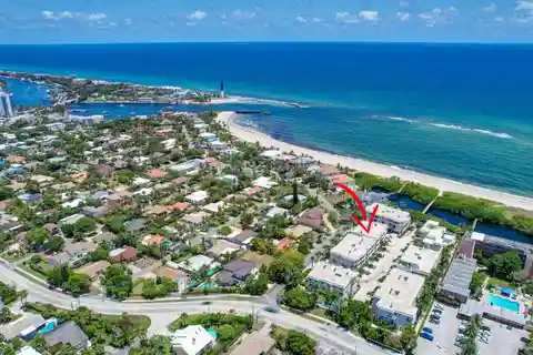 Gorgeous Three-Level Townhome in Hillsboro by the Bay