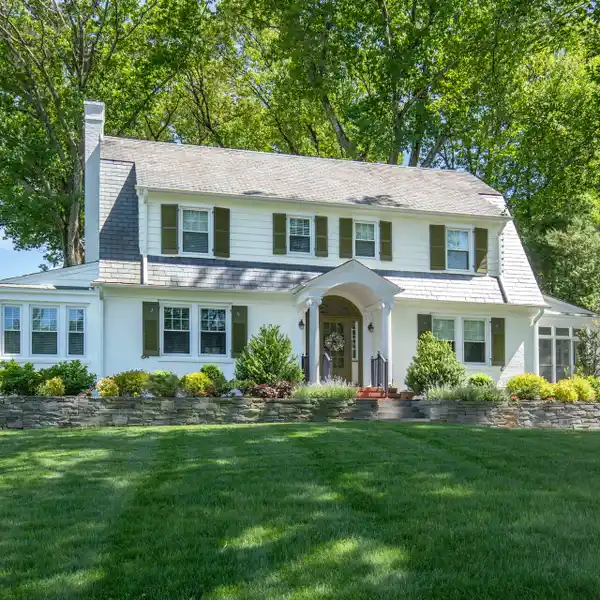 VINTAGE CHARM MEETS LAKESIDE COUNTRY CLUB VIEWS