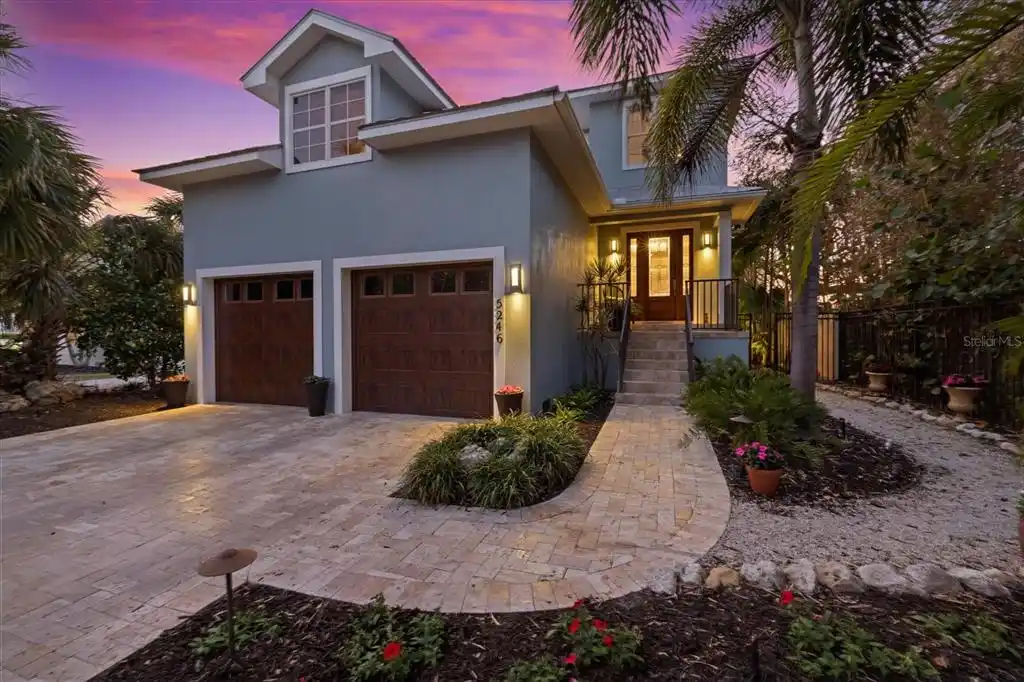 Dream Coastal Retreat Two Blocks from Siesta Key Beach