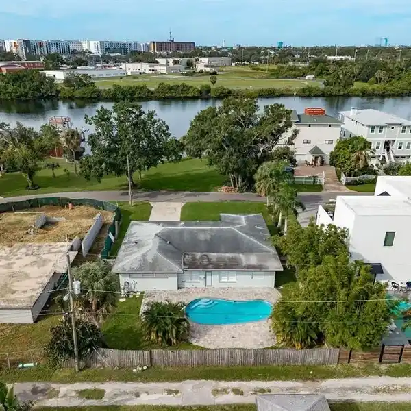 WATERFRONT PROPERTY CLOSE TO EVERYTHING