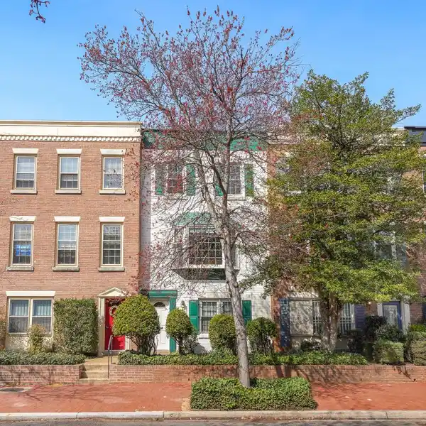 THREE-LEVEL TOWNHOME NEAR METRO
