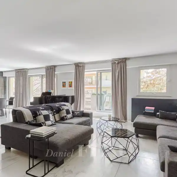 SPACIOUS FAMILY APARTMENT OVERLOOKING PEACEFUL GARDENS