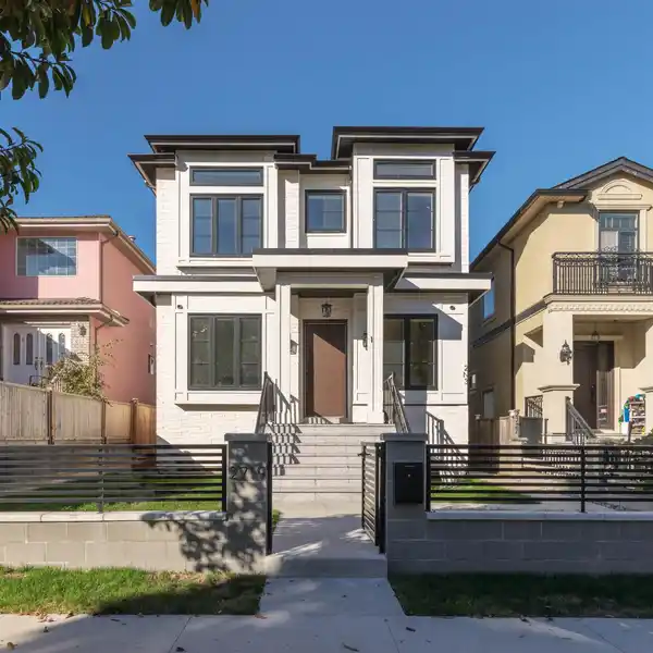 NEWLY COMPLETED CUSTOM RESIDENCE