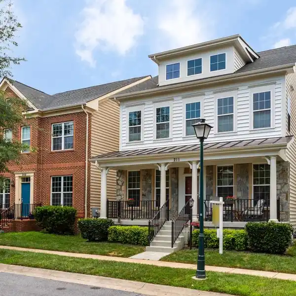 ACTIVE LIFESTYLE HOME BACKING COMMUNITY COURTS