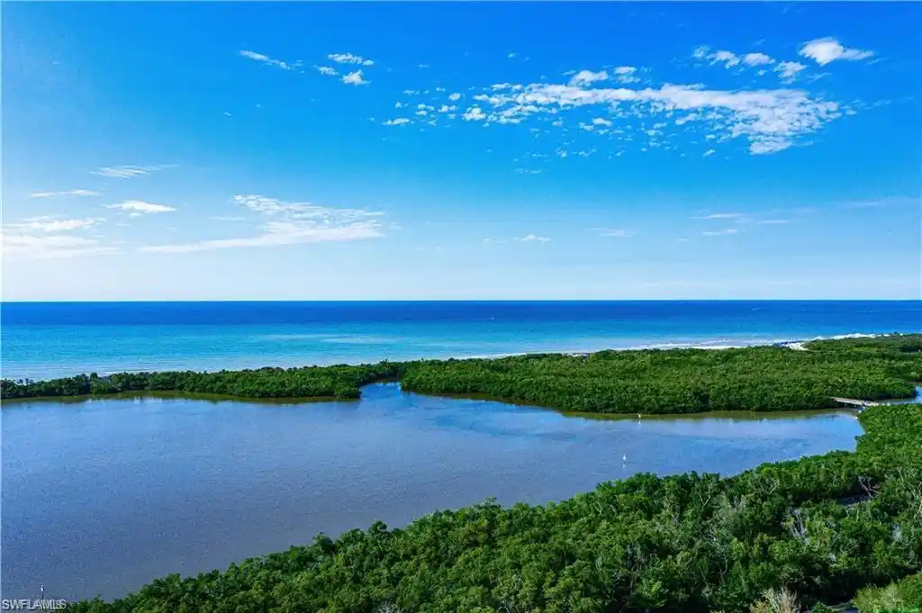 Light-filled Three Bedroom Condo in St. Nicole