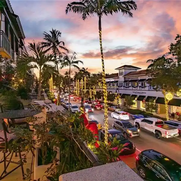 LUXURY DOWNTOWN CONDO IN THE HEART OF IT ALL