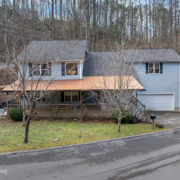 BEAUTIFULLY UPDATED TURNKEY HOME