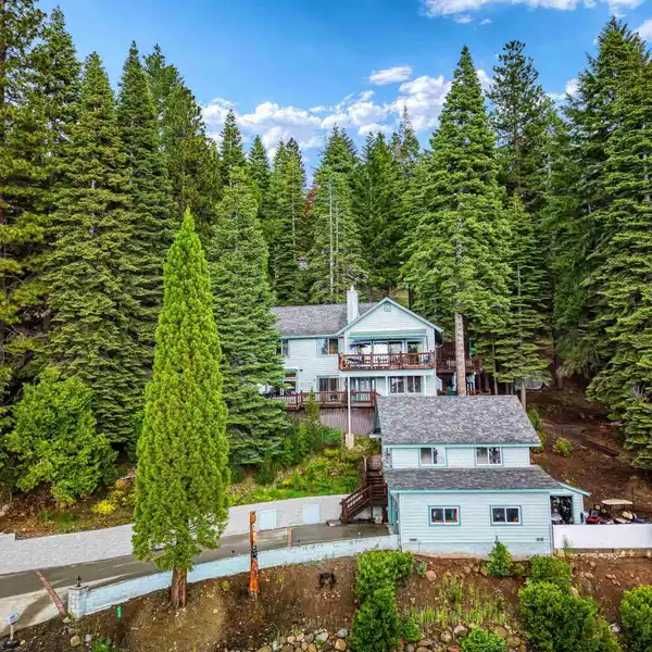 STUNNING CUSTOM-BUILT LAKE HOME
