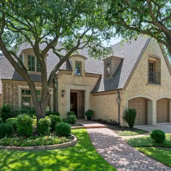 A LUXURY LIFESTYLE AWAITS