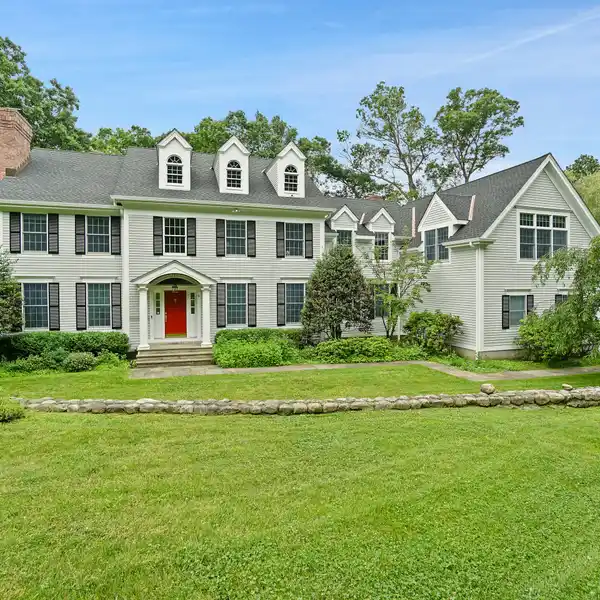 FOUR BEDROOM RENTAL BLENDING STYLE AND COMFORT