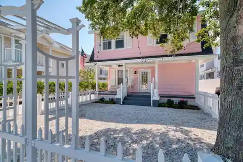 Charming Home with Separate Cottage