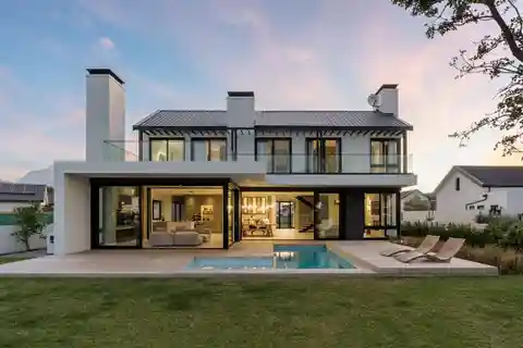 Perfectly Positioned Lake House in Val De Vie Estate