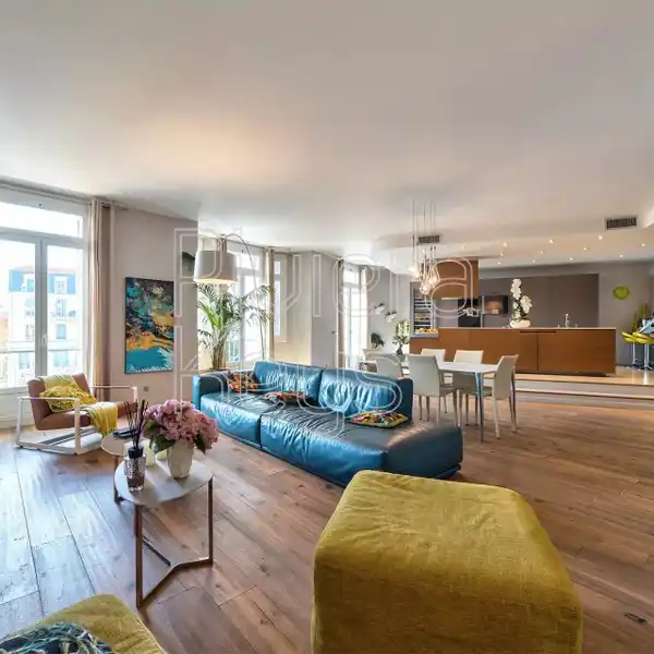 EXCEPTIONAL RECENTLY RENOVATED APARTMENT