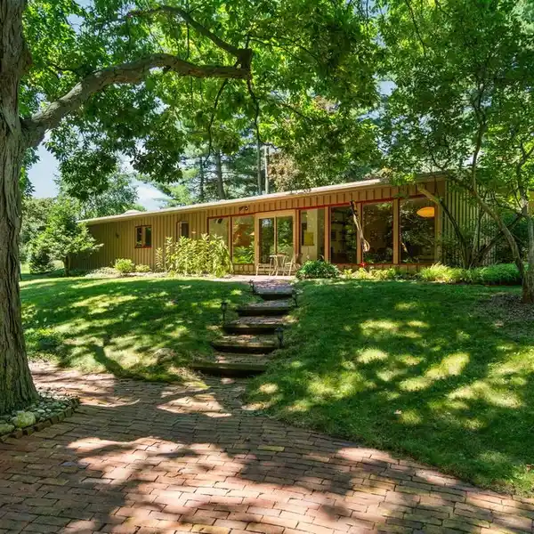 PARK-LIKE SERENITY IN SOUGHT-AFTER RIVERDALE
