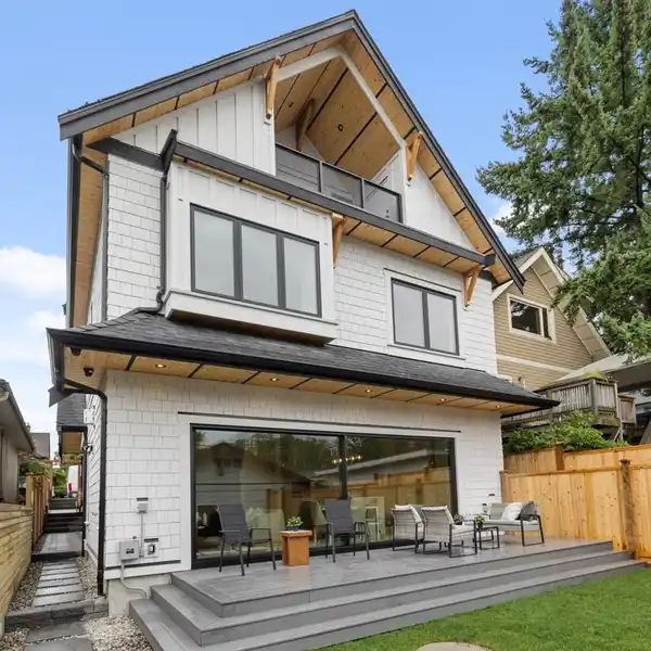 MODERN DUPLEX LIVING WITH PRIVATE YARD