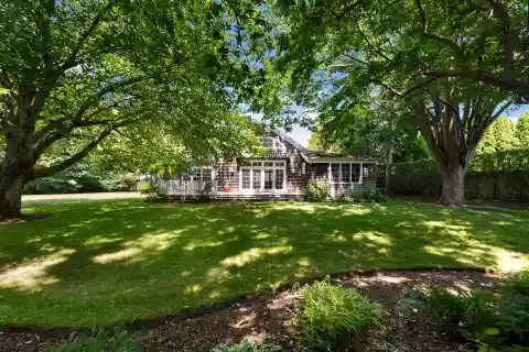 Charming Amagansett Carriage House with Lush Gardens