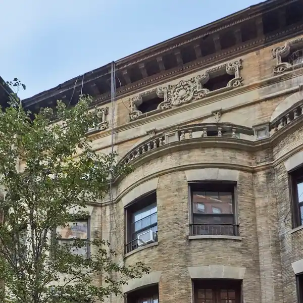 ELEGANT TOWNHOUSE WITH EXCEPTIONAL POTENTIAL