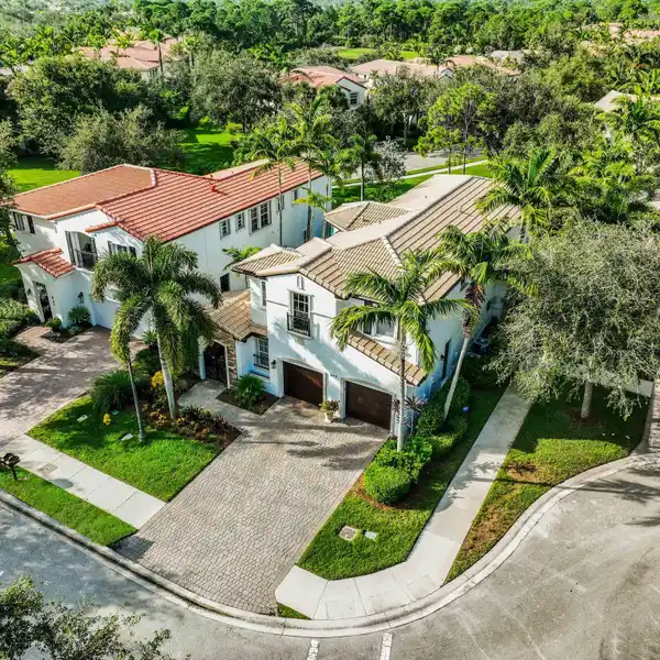 UPDATED POOL HOME IN EVERGRENE