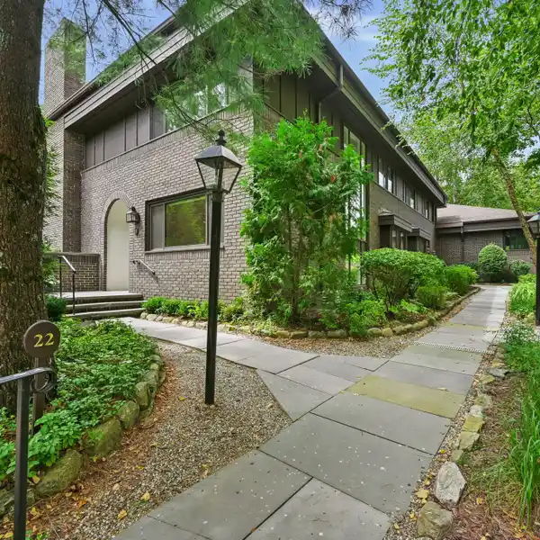 ELEGANT END UNIT TOWNHOUSE IN CANAAN CLOSE