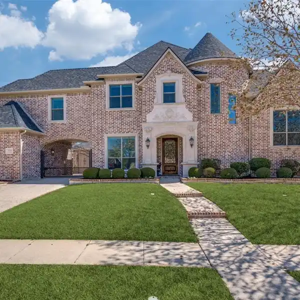 CUSTOM HOME IN DESIRABLE GRIFFIN PARK