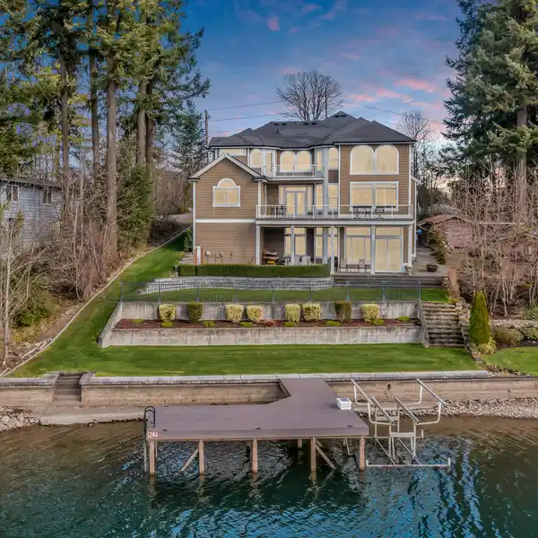 LAKE TAPPS LUXURY WATERFRONT RETREAT