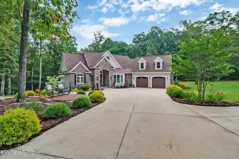 Architect-Designed Lakefront Retreat