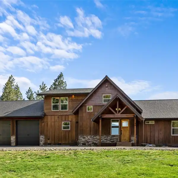 COMFORTABLE LIVING ON A PRIVATE ACRE