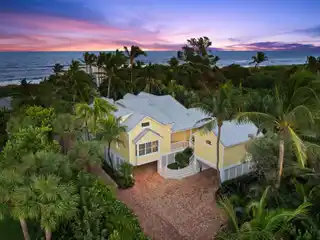 Refined Coastal Living on Jupiter Island