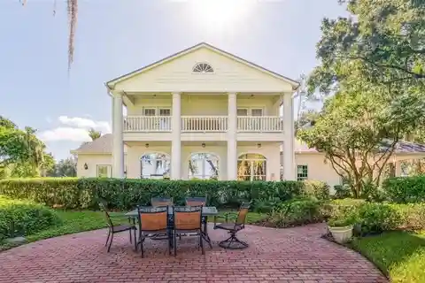 Lakefront Estate in Exclusive Howell Park