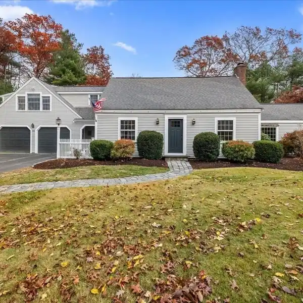 PICTURE-PERFECT EXPANDED CAPE TUCKED AWAY