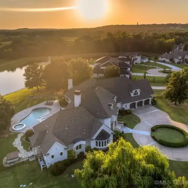 INCREDIBLE CUSTOM BUILT ESTATE