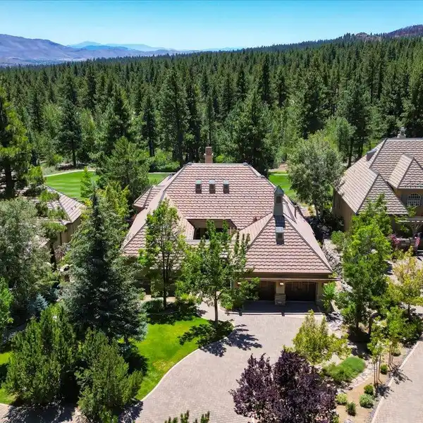 SINGLE-STORY COTTAGE OVERLOOKING THE FAIRWAY