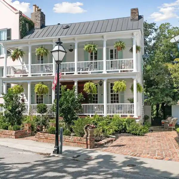 CHARMING COTTAGE-STYLE HOME