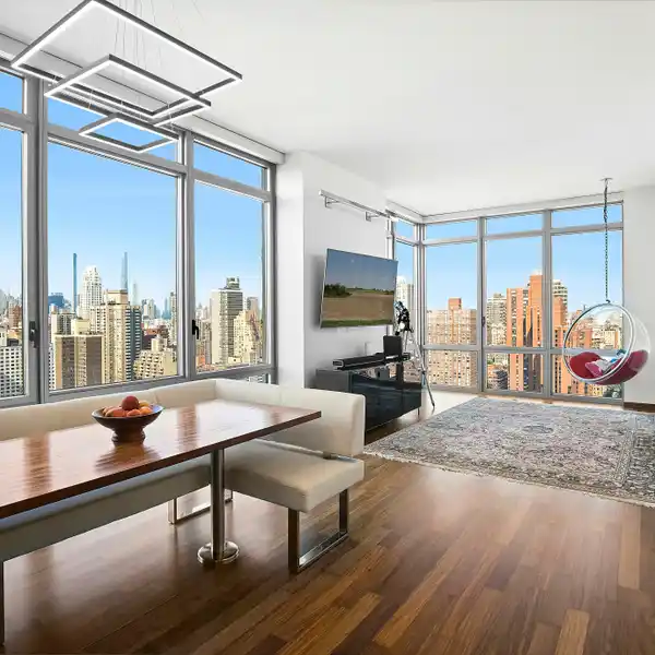 LUXURY MEETS COMFORT ON THE 30TH FLOOR