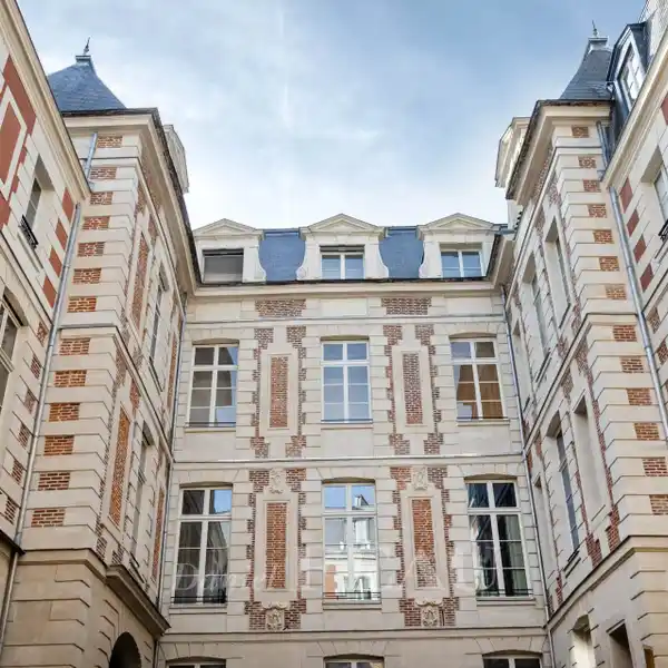 SECOND FLOOR APARTMENT IN A MAGNIFICENT PRIVATE MANSION